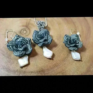Vintage Baroque Pearl Necklace Earrings Set Black & White Roses Hand Made Flower